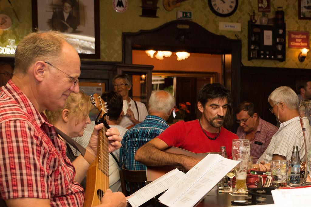 Hajo'S Germania Lodge & Irish Pub Rüdesheim am Rhein Exteriör bild