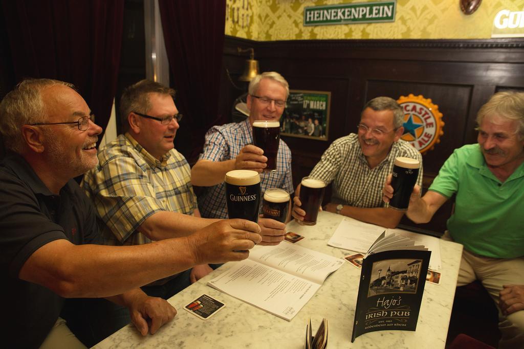 Hajo'S Germania Lodge & Irish Pub Rüdesheim am Rhein Exteriör bild