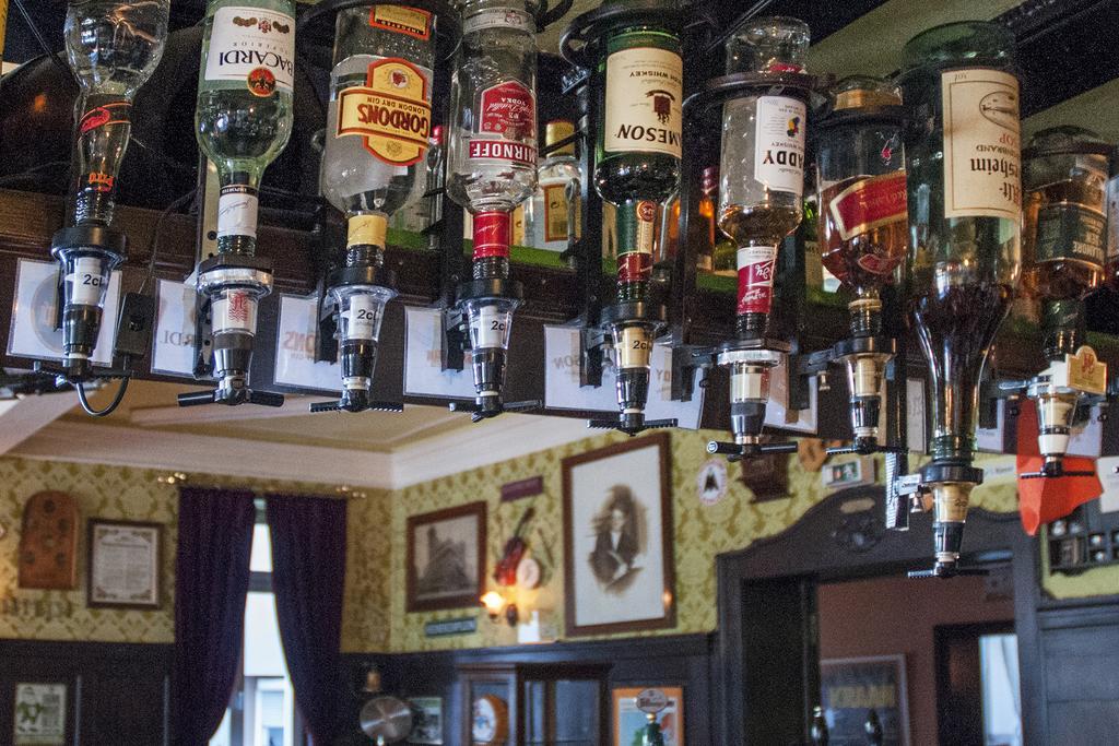 Hajo'S Germania Lodge & Irish Pub Rüdesheim am Rhein Exteriör bild