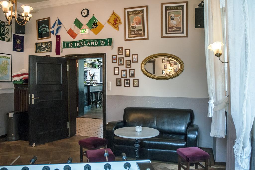 Hajo'S Germania Lodge & Irish Pub Rüdesheim am Rhein Exteriör bild